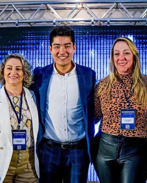 Leo Goya com participantes do workshop após a apresentação