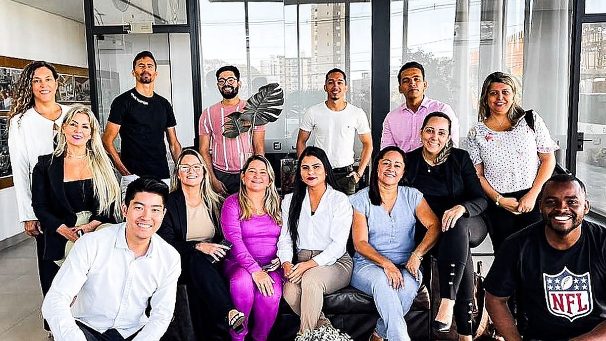 Encontro de consultoria com o dono da empresa no escritório do cliente